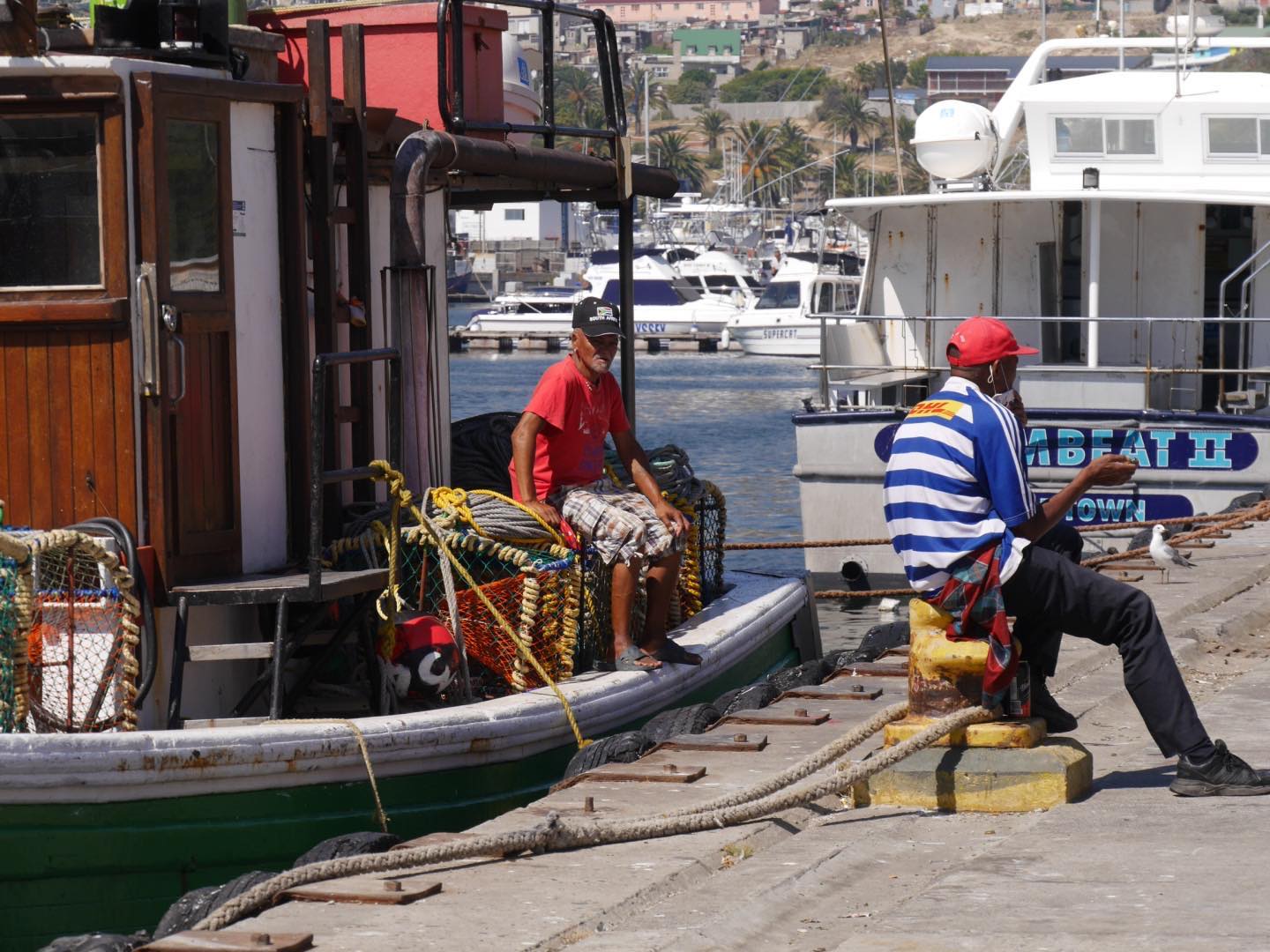 Les pêcheurs dans le port de pêche de Hout Bay à Mariner’s Warf. #thetravelcafecpt #houtbay #southafrica #nofilter